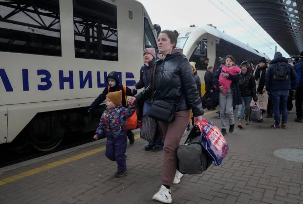 Redhill And Reigate Life: Ukrainian refugees at a train station. Credit: PA