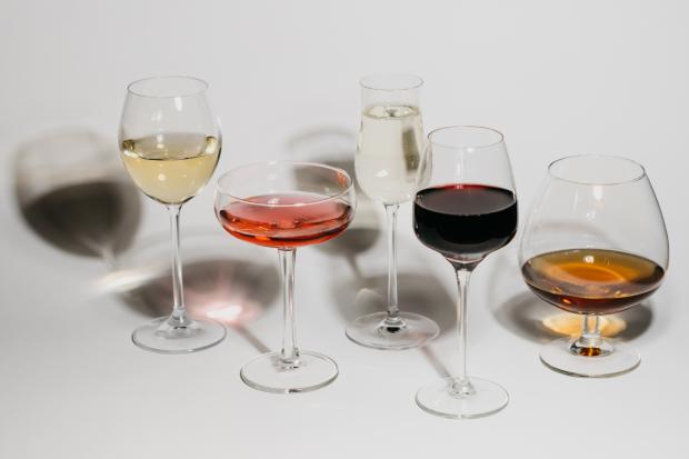 Redhill And Reigate Life: Alcoholic drinks in glasses (Canva)